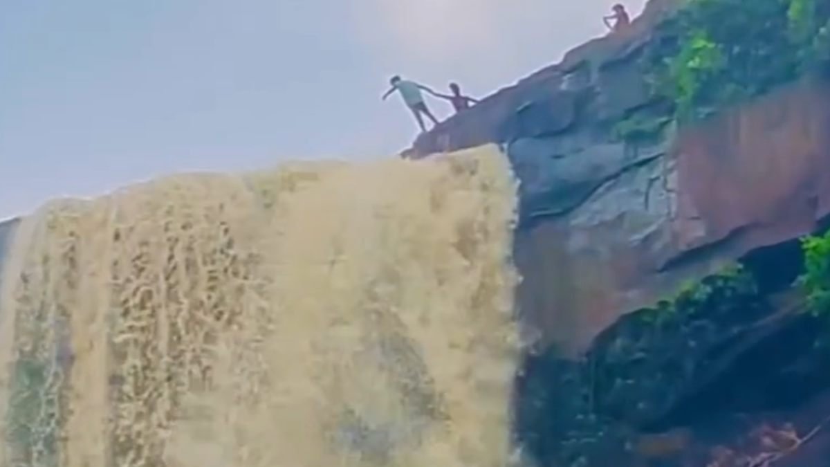 Panna viral stunt video: एक क्लिक के लिए जिंदगी दांव पर! पन्ना के वृहस्पति कुंड में युवक ने रील बनाते हुए उड़ाई होश