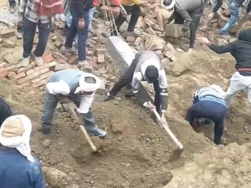 आगरा में दीवार गिरी तो थम गई सांसें: अलाव ताप रहे लोग मलबे में दबे, 2 की मौत