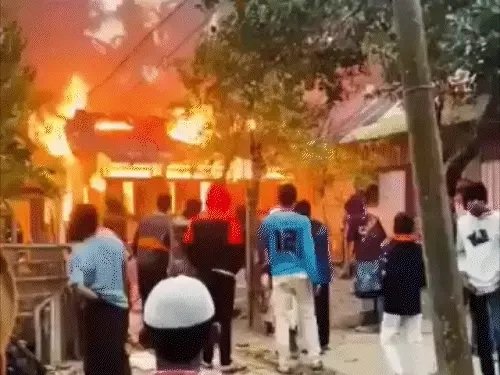 बांग्लादेश में हिंदू परिवारों पर हमला: पांच घरों में आग, बाड़ काटकर बचाई जान