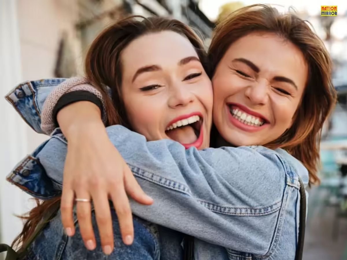 Benefits Of Hug Therapy: तनाव, डिप्रेशन और हाई BP का इलाज बन सकता है गले लगाना!
