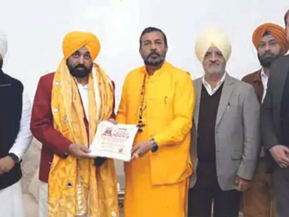 सीएम भगवंत मान को मां बगलामुखी धाम महायज्ञ का निमंत्रण पत्र दिया