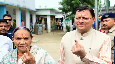 Pushkar Singh Dhami vote with mother: सीएम पुष्कर सिंह धामी ने मां के साथ डाला वोट, बोले- ‘एक वोट गांव की तस्वीर’