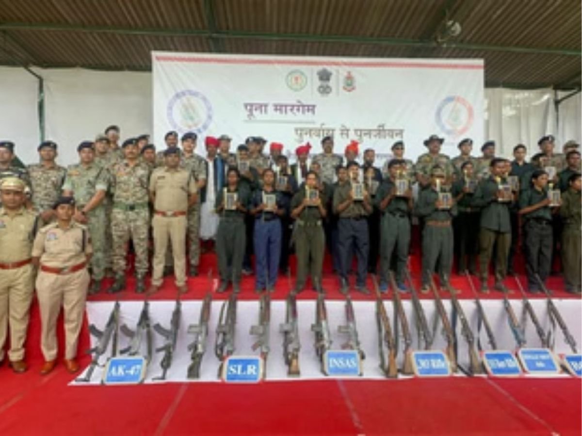 CG NEWS :कांकेर में 21 नक्सलियों ने किया सरेंडर, 18 ने डाले हथियार