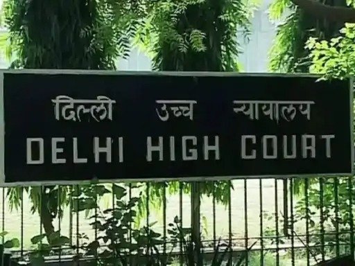 हाईकोर्ट की सख्त टिप्पणीः ऑफिस में डर, शिष्टाचार और माफ़ी में जी रही है महिलाएं?  