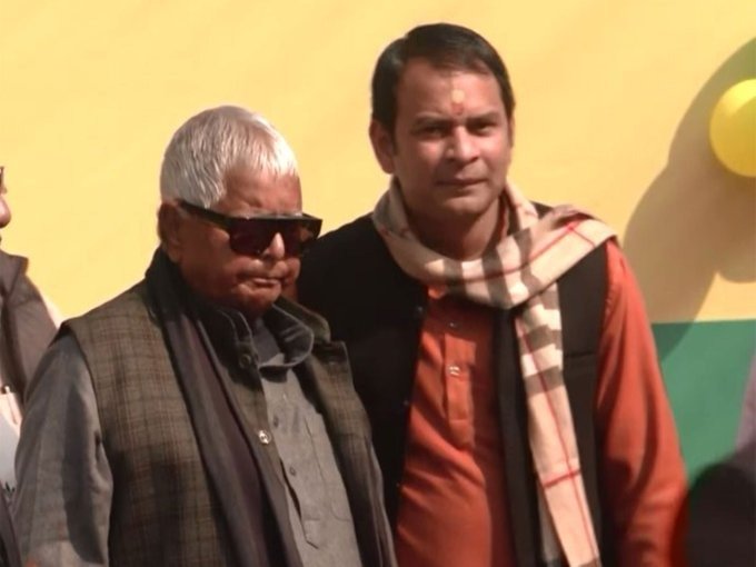 तेज प्रताप यादव का वनवास खत्म, चूड़ा दही भोज कार्यक्रम में शामिल हुए लालू, बोले - परिवार के साथ रहें