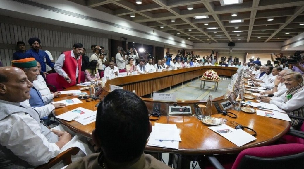 बजट सत्र से पहले सर्वदलीय बैठक, 35+ पार्टियों के सांसद हुए शामिल