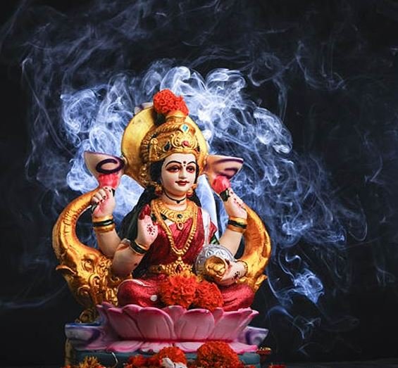 Goddess Lakshmi Favourite Items: मां लक्ष्मी की कृपा चाहिए? जानिए वो 6 चीजें जो उन्हें सबसे ज़्यादा हैं प्रिय!