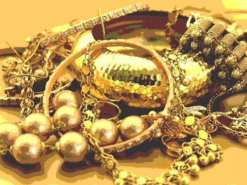 ₹898 की गिरावट! क्या अब सोना खरीदने का सही वक्त है? चांदी भी ₹2,587 फिसली
