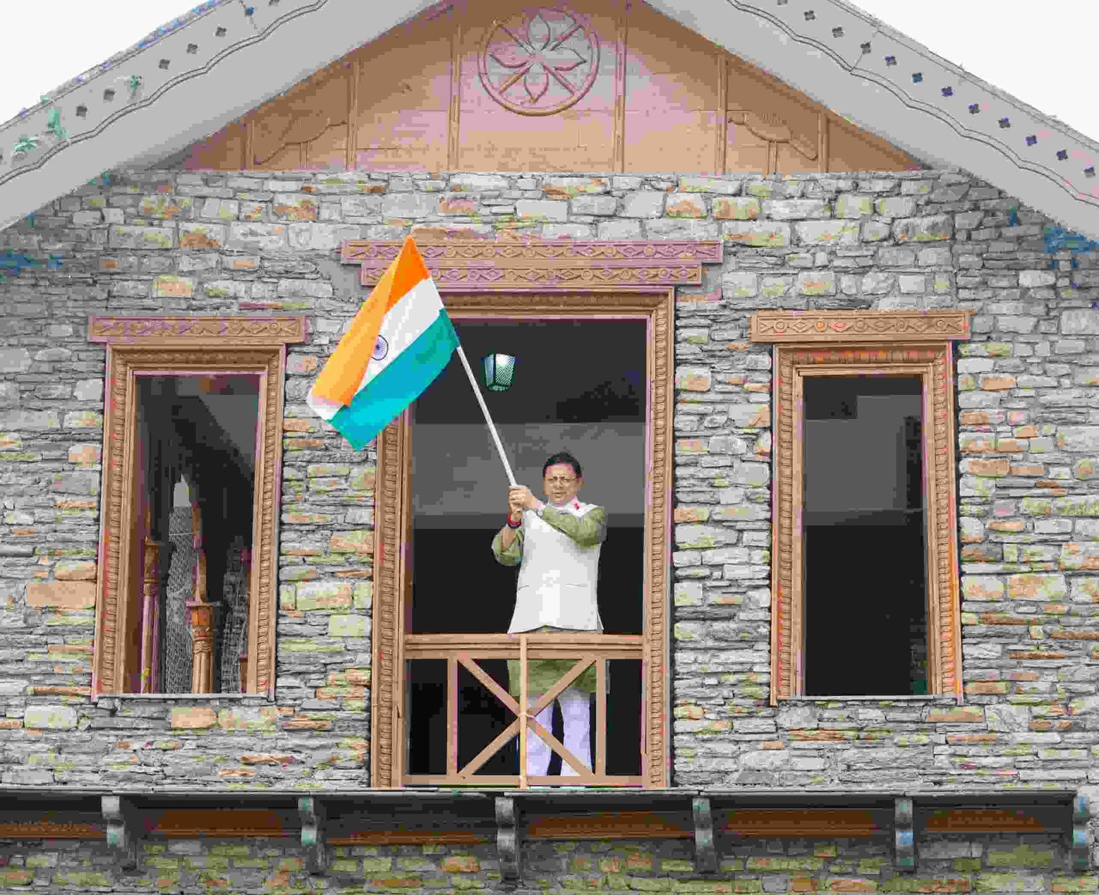 ‘हर घर तिरंगा’ अभियान: उत्तराखंड में मुख्यमंत्री पुष्कर सिंह धामी ने फहराया तिरंगा