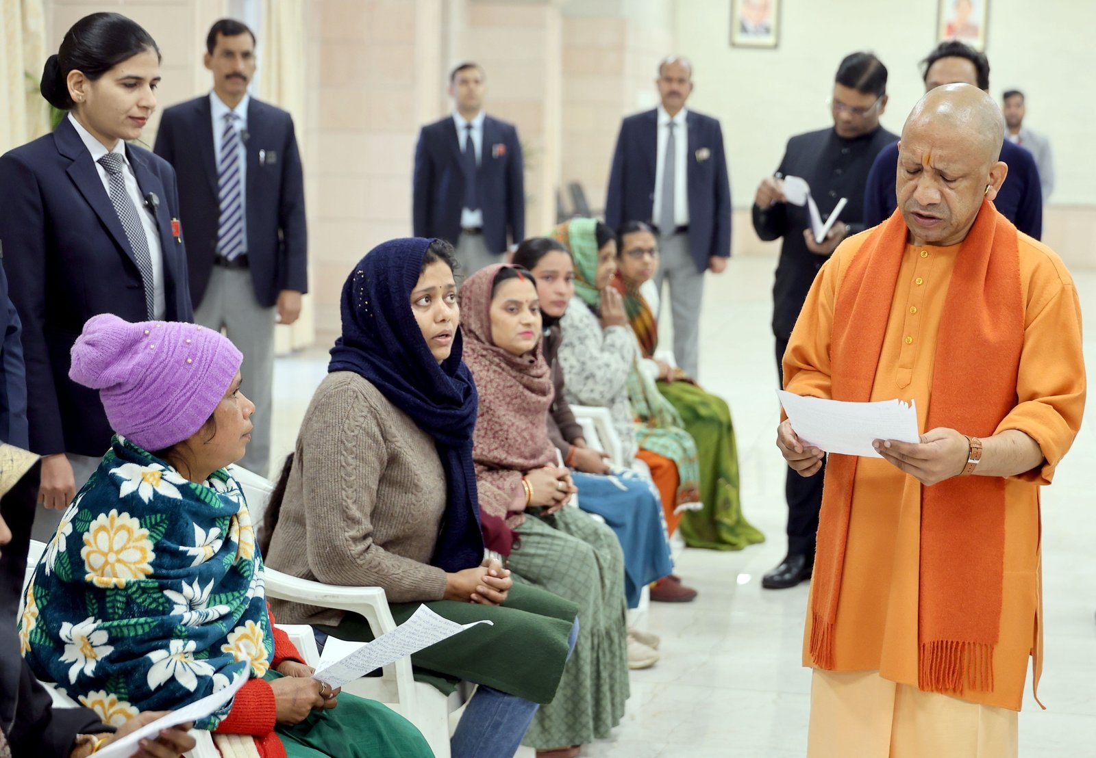 एक्शन मोड में नजर आए CM योगी, अधिकारियों को दिए निर्देश