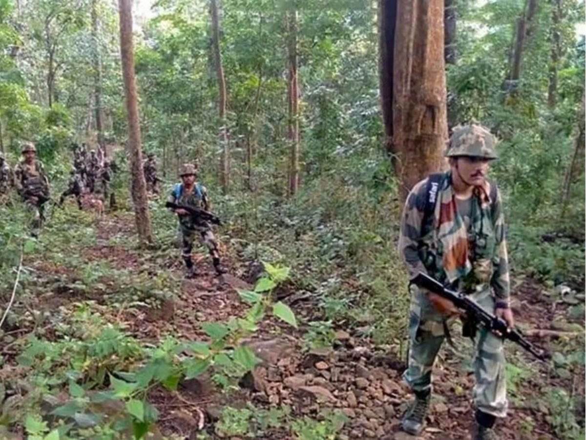 CG NEWS : नक्सलियों ने कुल्हाड़ी से ग्रामीण पर हमला किया, परिवार देखता रहा, भय का माहौल