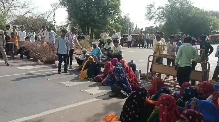 Karauli News: जेल में कैदी की संदिग्ध मौत बनी गुस्से की चिंगारी, सड़क पर उतरे ग्रामीण और परिजन