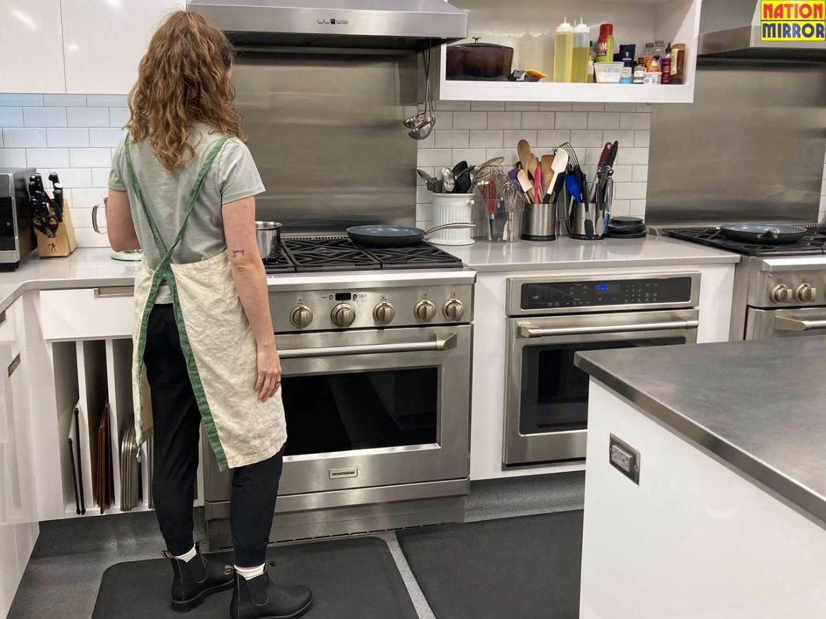Kitchen Vastu Tips: क्या आप भी जूते-चप्पल पहनकर करते हैं किचन में एंट्री, सावधान!