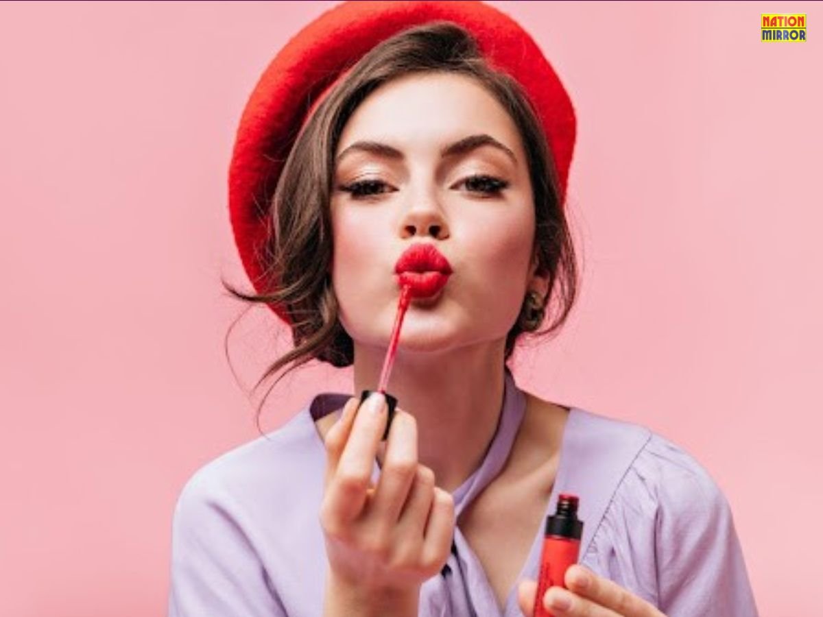 Lipstick Daily Use: जानिए रोजाना लिपस्टिक लगाने से होठों को नुकसान या फायदा?