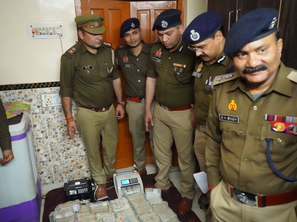 कानपुर में हवाला-सट्टेबाजी का खेल, घर से मिला 2 करोड़ कैश और 62 किलो चांदी