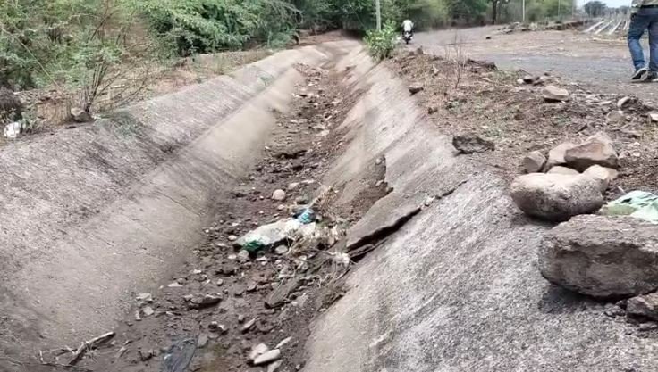 MP NEWS: बड़वानी नहर में कचरा फंसा, किसानों की फसलें डूबी, सफाई को नहीं मिलता फंड