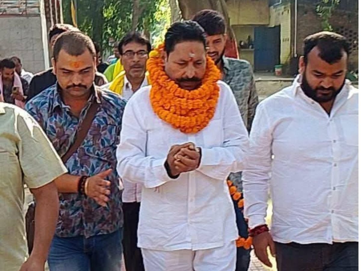 बाहुबली अनंत सिंह ने मोकामा से किया नामांकन, सवा लाख गुलाब जामुन बनवाएं, कई दिग्गजों ने भी दाखिल किए पर्चे
