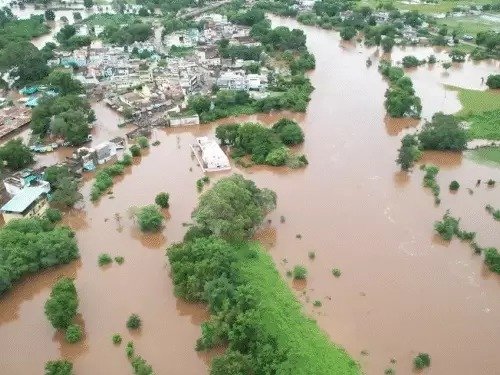 बारिश बनी तबाही: जनजीवन अस्त-व्यस्त, ट्रेनें फंसी, स्कूल बंद, घर डूबे