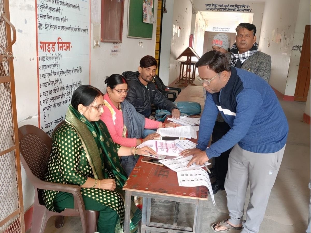 चुनाव आयोग के नियम ने बढ़ाई मतदाताओं की दिक्कतें, BLO बोले - केवल आधार कार्ड काफी नहीं