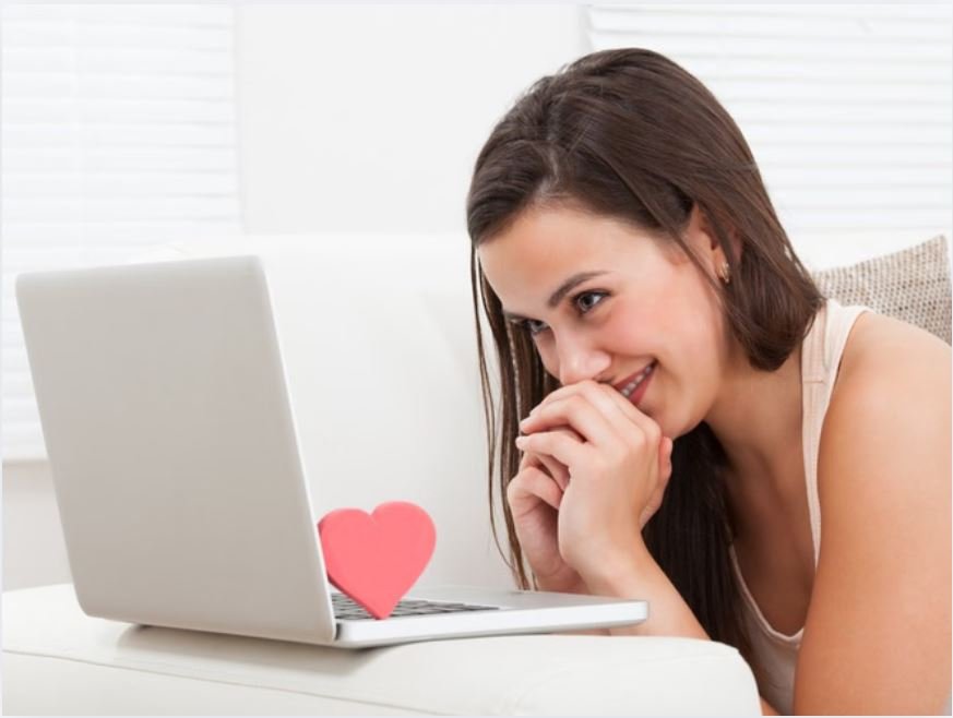 ऑनलाइन डेटिंग के खतरे: ऑनलाइन डेटिंग के चक्कर खराब न हो जाए लाइफ! जानिए खतरे..