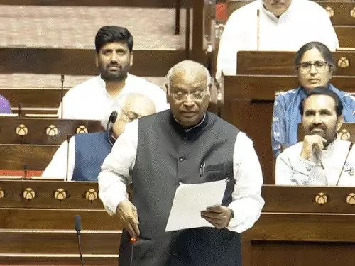 ईरान जंग पर संसद में भारी हंगामा, विपक्ष ने चर्चा की मांग की; सरकार बोली- स्पीकर के खिलाफ प्रस्ताव पर बहस को तैयार