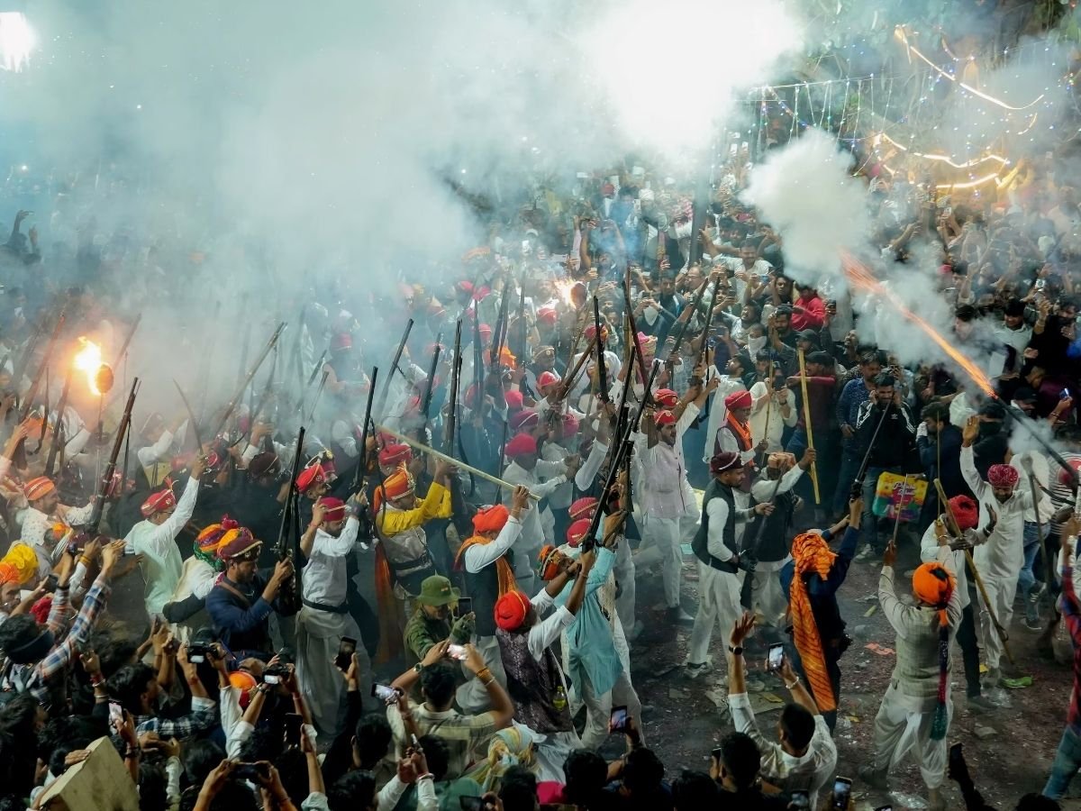 बंदूक, तोपें..मेनार गांव की ऐतिहासिक बारूद की होली