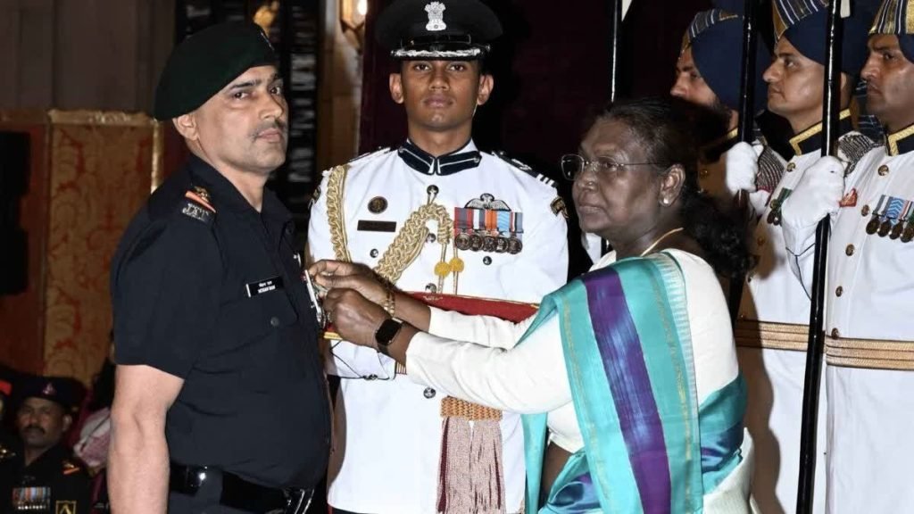 Shaurya Chakra Subedar Mohanram Poonia: शौर्य चक्र से सम्मानित हुए सूबेदार मोहनराम पूनिया, मणिपुर हिंसा में दिखाई थी अद्भुत बहादुरी
