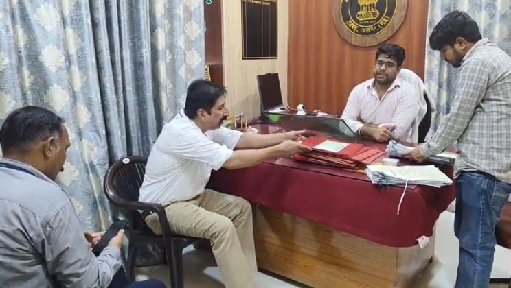 Rajgarh Inspection: राजगढ़ में अचानक निरीक्षण से मचा हड़कंप, बड़ी संख्या में अधिकारी-कर्मचारी मिले गैरहाज़िर।