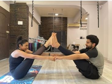 Rakul - Jackie  honor on Yoga Day: अंतरराष्ट्रीय योगा  दिवस रकुल प्रीत और पति जैकी को मिला ये सम्मान...