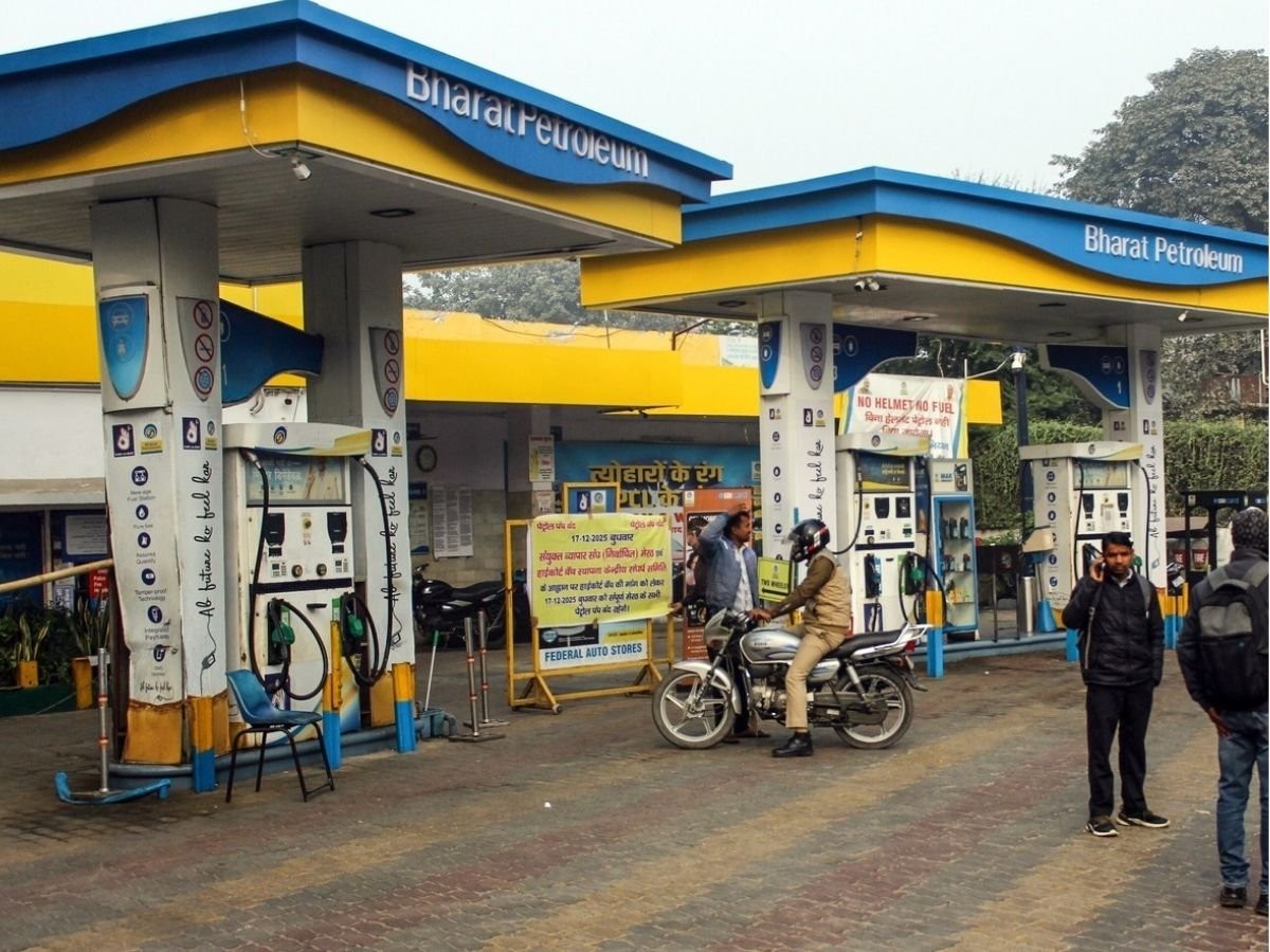 2.35 रुपये महंगा हुआ प्रीमियम पेट्रोल, डीजल के दामों में 22 रु की बढ़ोत्तरी