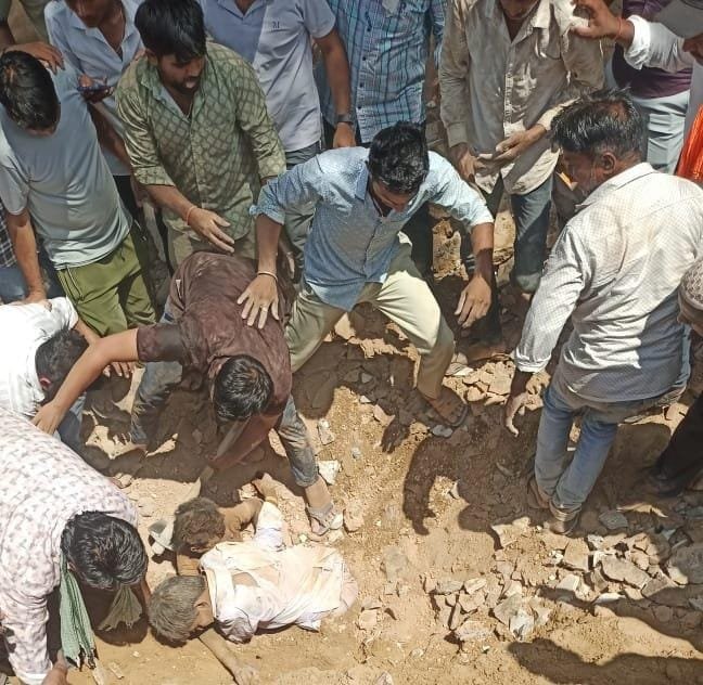 Samdari news: समदड़ी में निर्माणाधीन शोरूम की दीवार गिरी, तीन मजदूर घायल