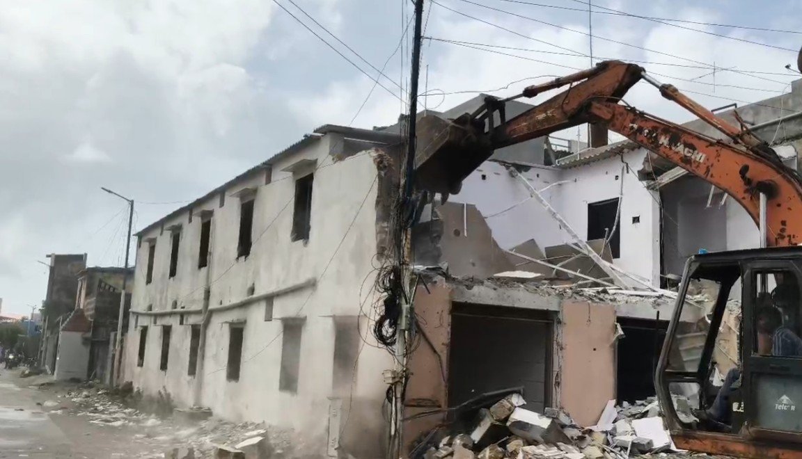 द्वारका तीर्थ स्थल पर बुलडोजर एक्शन: अवैध भवनों पर प्रशासन की सख्ती, 18.3 करोड़ की जमीन मुक्त