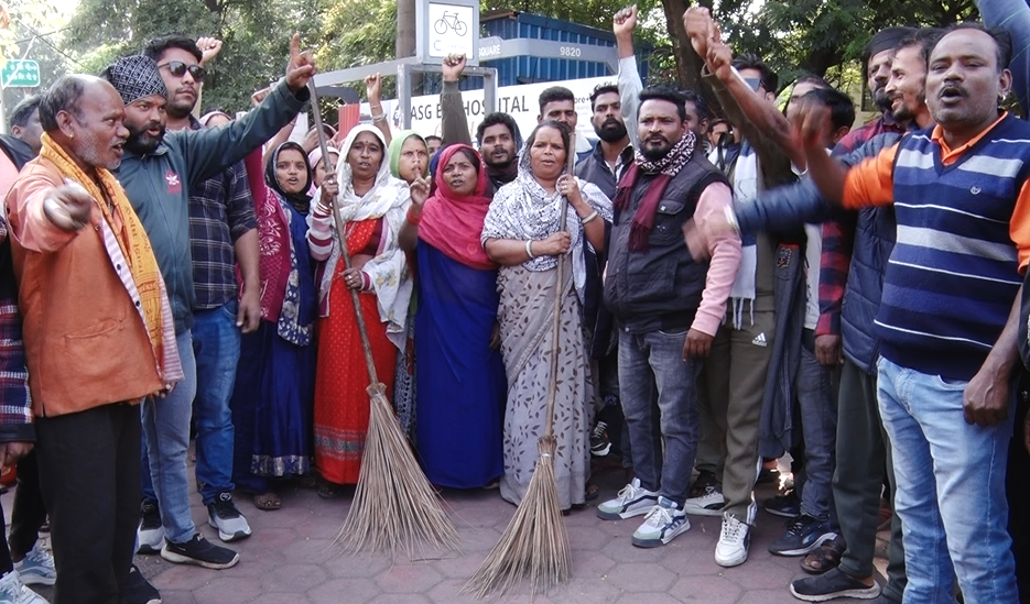 MP NEWS : भोपाल में नगर निगम के सफाईकर्मियों का प्रदर्शन,आधी सैलरी मिलने का विरोध किया