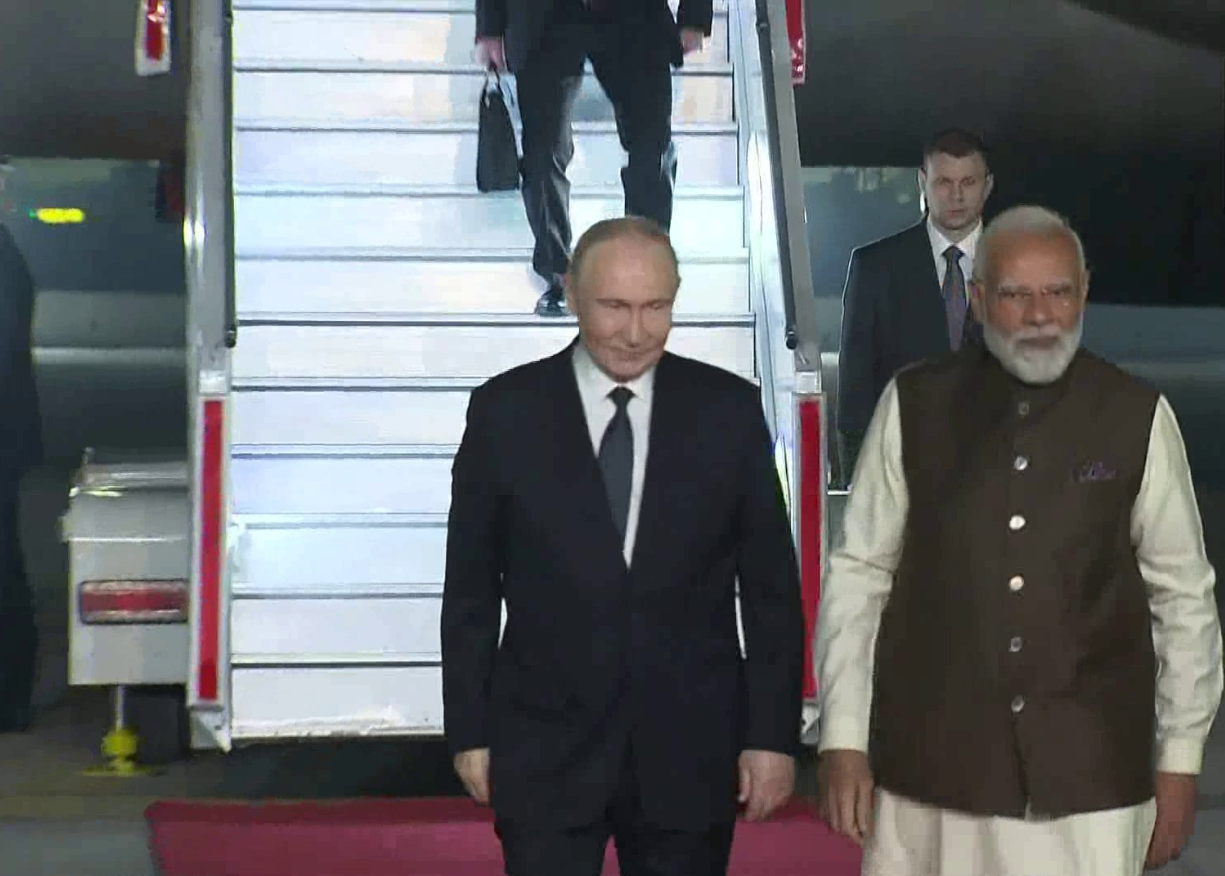 भारत पहुंचे पुतिन, मोदी ने लगाया गले, सांस्कृतिक कार्यक्रम से हुआ स्वागत