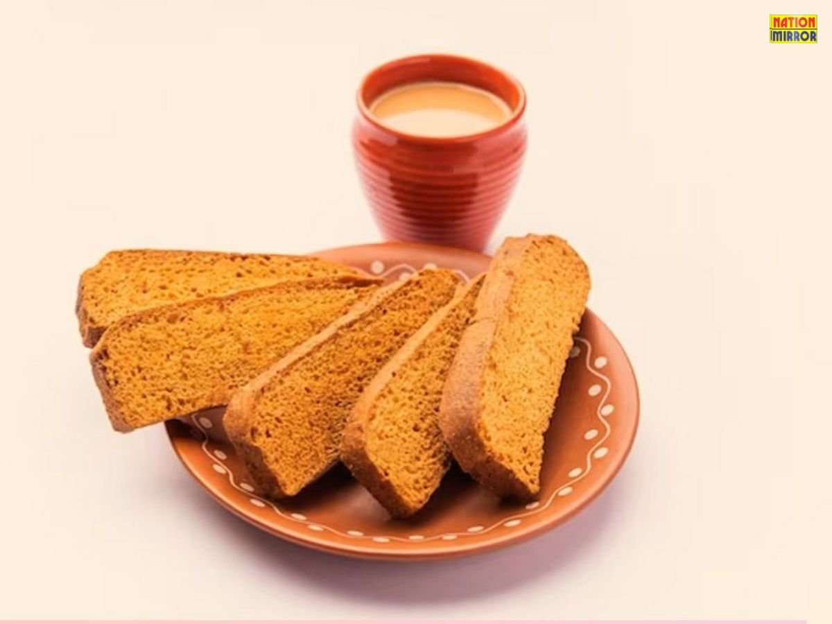Side Effects of Toast With Tea: क्या आप भी चाय में डुबोकर खाते हैं टोस्ट? तो हो जाइए सावधान...