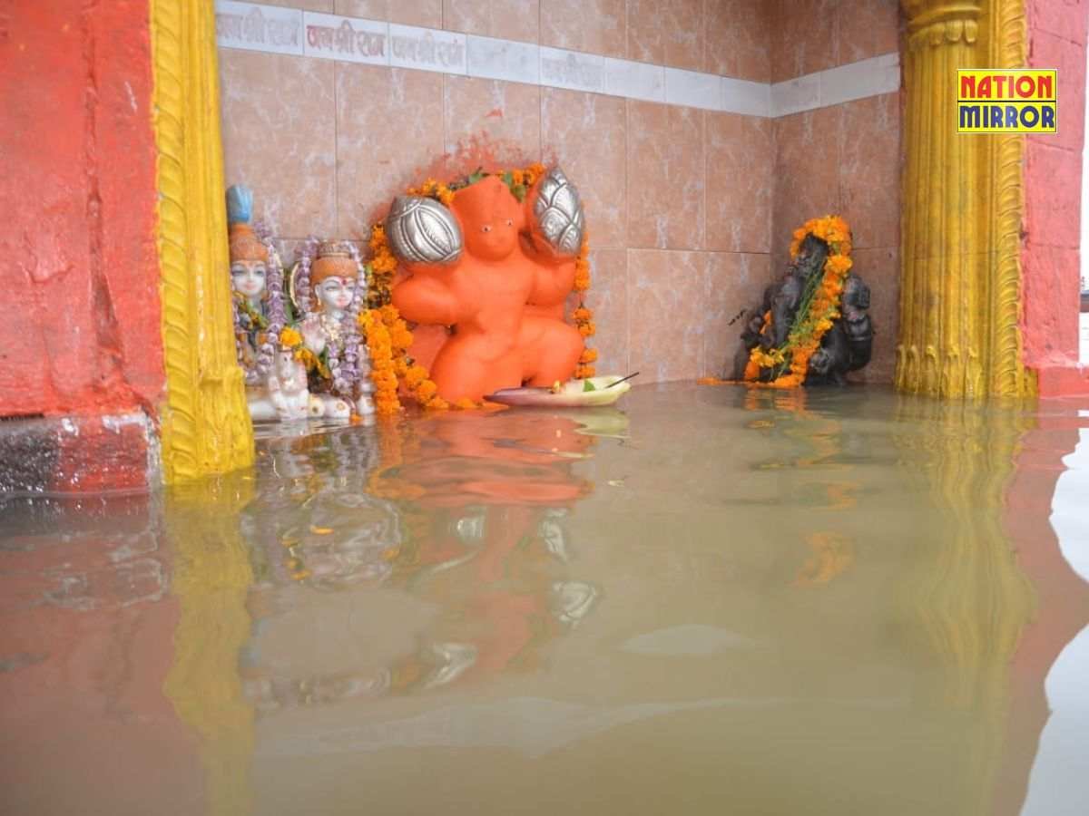 वाराणसी में डूबे कई घाट, उन्नाव में बाढ़ का खतरा