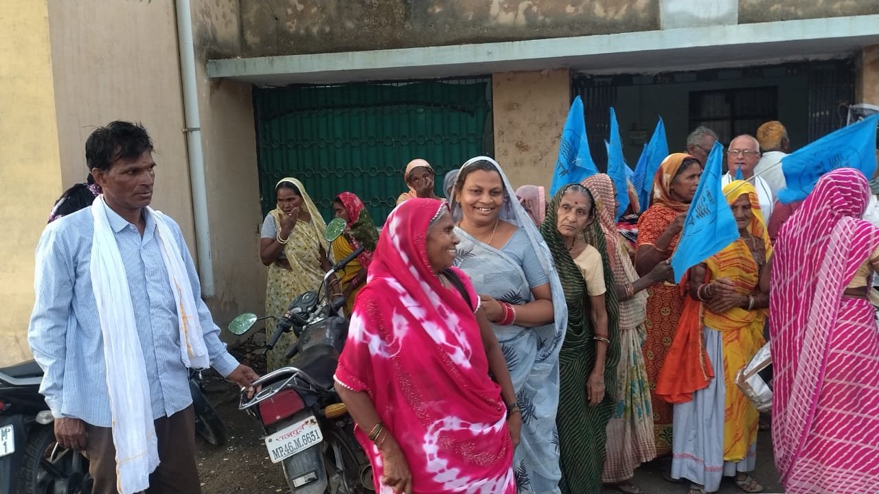 MP NEWS: बड़वानी में सरदार सरोवर बांध से प्रभावितों का एनवीडीए कार्यालय घेराव