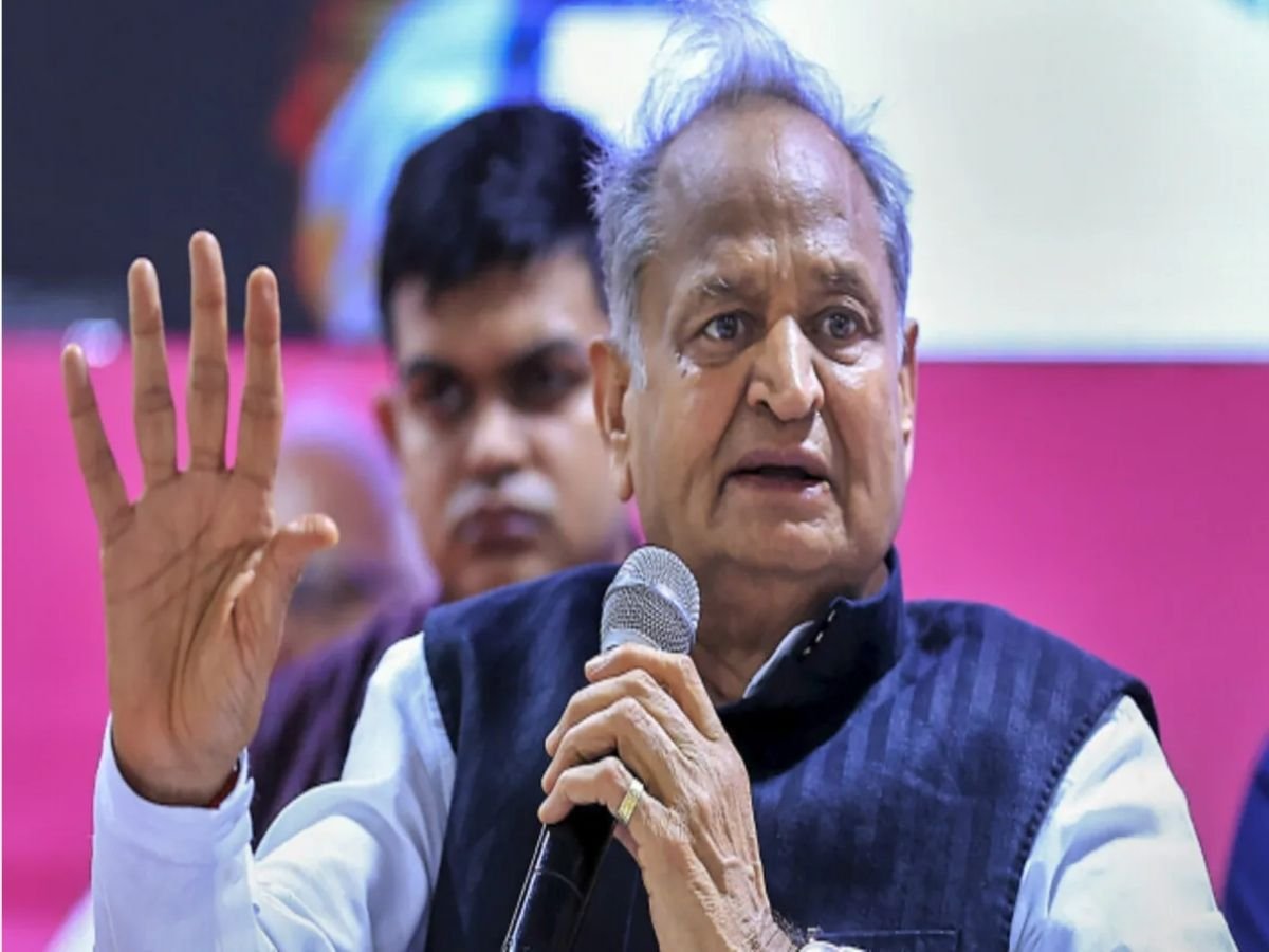 राजस्थान के पूर्व मुख्यमंत्री गहलोत ने सरकार पर साधा निशाना-सुप्रीम कोर्ट के आदेशों की अवहेलना की