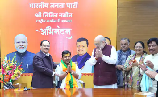 शाह–नड्‌डा ने थामा हाथ, कुर्सी तक ले गए नितिन नबीन: बीजेपी मुख्यालय में गूंजे जय श्रीराम के नारे