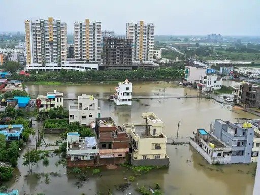 दिल्ली-NCR में बारिश: फ्लाइट डायवर्ट, सड़कों पर बाढ़, 6 बच्चों की मौत