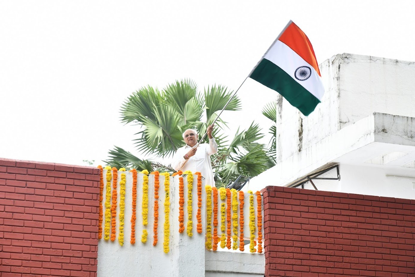 Bhupendra Patel Har Ghar Tiranga campaign: सीएम भूपेंद्र पटेल ने ‘हर घर तिरंगा’ अभियान में फहराया तिरंगा, देशवासियों से की भागीदारी की अपील