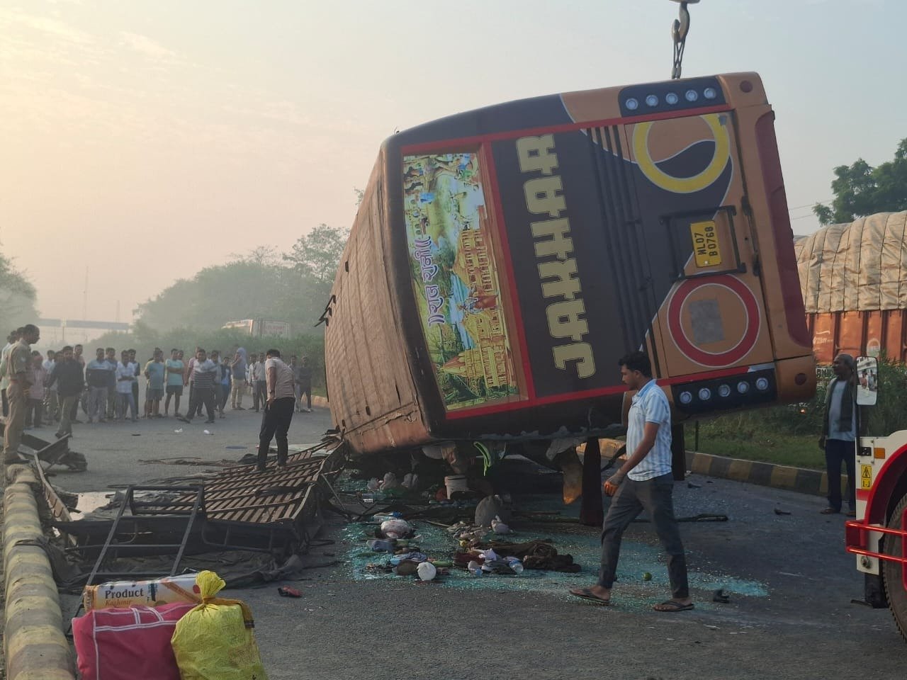 कुशीनगर में बस हादसा: 24 गंभीर रूप से घायल, हाईवे पर जाम