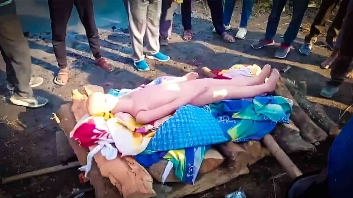 UP News :डमी का अंतिम संस्कार करने पहुंचे दो युवक,50 लाख के बीमा घोटाले का पर्दाफाश!