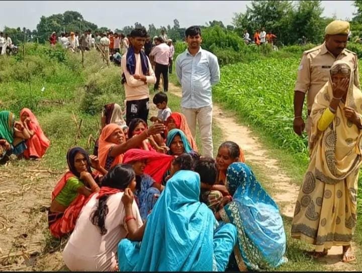Hardoi suspicious death mango tree: हरदोई में संदिग्ध हालात में युवक का शव आम के पेड़ से लटका मिला, इलाके में फैली सनसनी