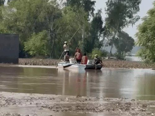 भारत में बाढ़ और लैंडस्लाइड से तबाही: सिक्किम में लैंडस्लाइड, 4 की मौत