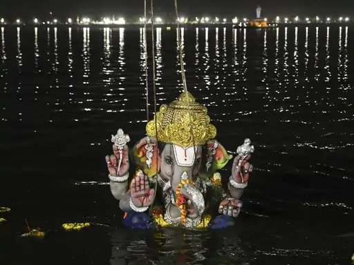 देशभर में आज गणेश विसर्जन: मुंबई में 1.80 लाख मूर्तियों का विसर्जन, AI से भीड़ कंट्रोल
