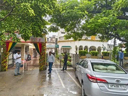 गाजियाबाद में फर्जी दूतावास : फर्जी पासपोर्ट और विदेश मंत्रालय की मोहरें बरामद
