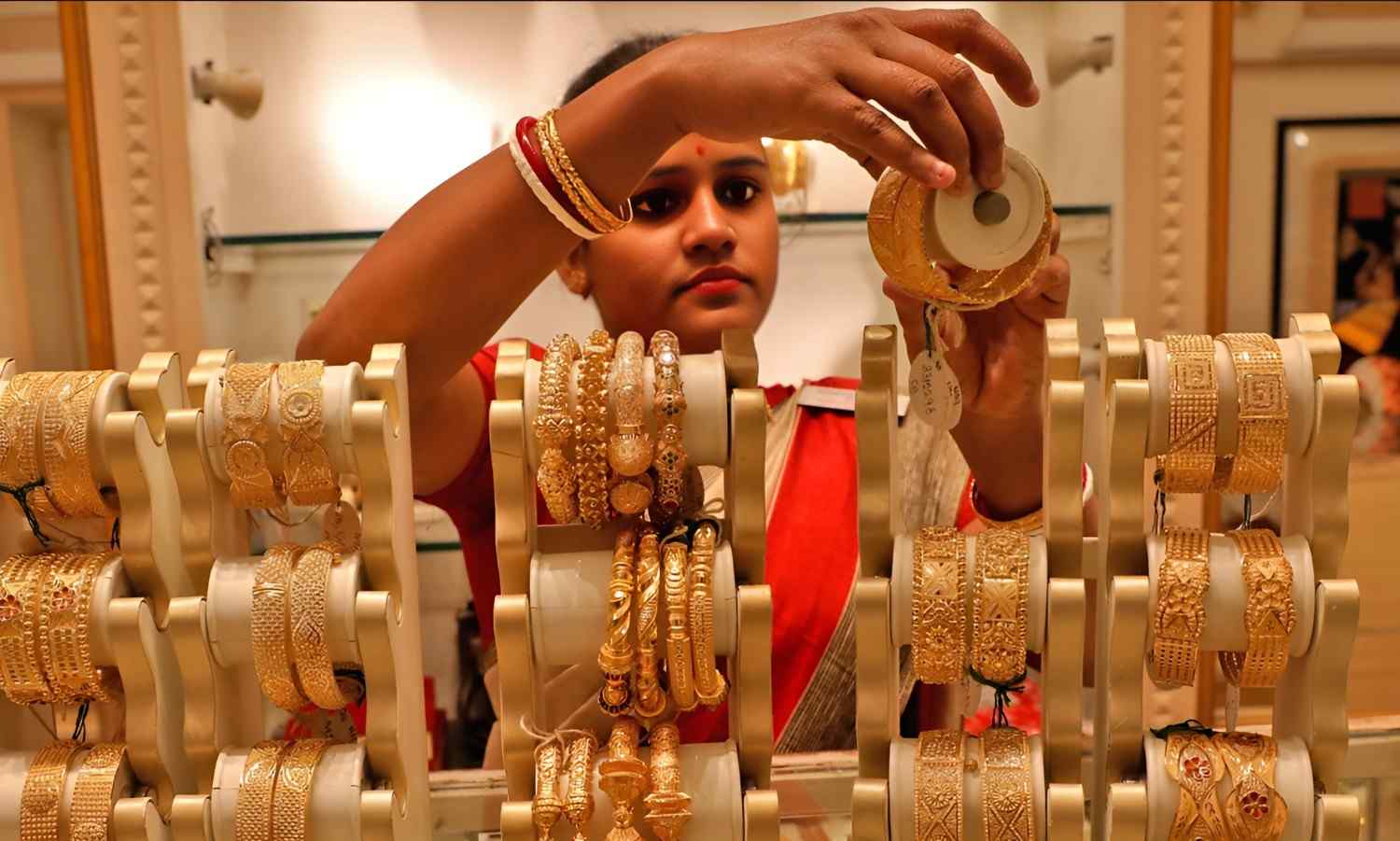 आज सोने-चांदी के दाम में गिरावट: सोना 270 रुपए गिरकर 1.14 लाख रुपए पर आया, चांदी 1.35 लाख रुपए किलो बिक रही