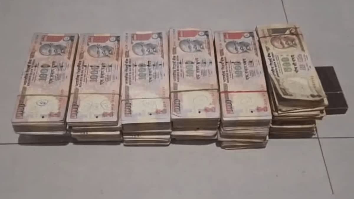 गुजरात: 78 लाख रुपये के पुराने रद्द नोट जब्त, 5 गिरफ्तार!