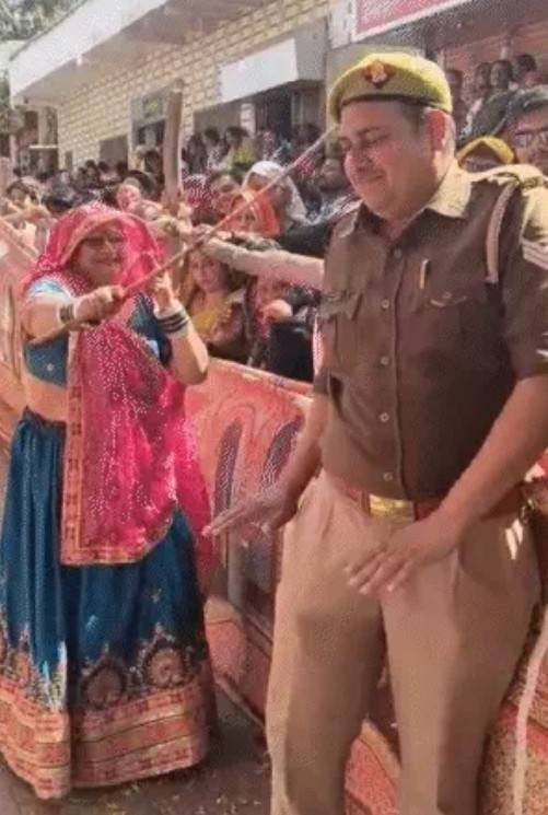 गोकुल में मची छड़ीमार होली की रंगभरी धूम; पुलिसकर्मियों, विदेशियों पर भी गोपियों ने बरसाईं छड़ियाँ
